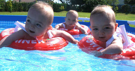 trillizos natación
